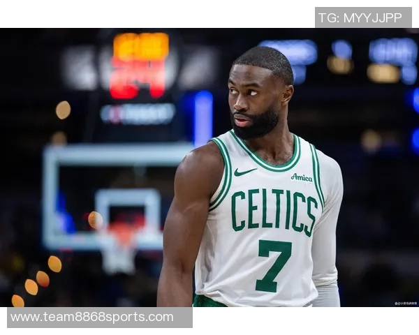 杰伦布朗首节表现惊艳全场5投全中砍下13分2助助力球队进攻